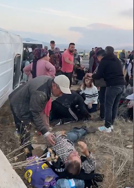 Niğde’de tarım işçilerini taşıyan minibüs devrildi: 15 kişi yaralandı