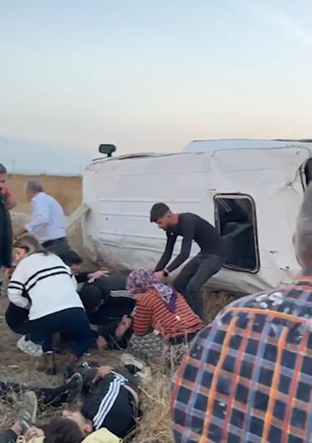 Niğde’de tarım işçilerini taşıyan minibüs devrildi: 15 kişi yaralandı