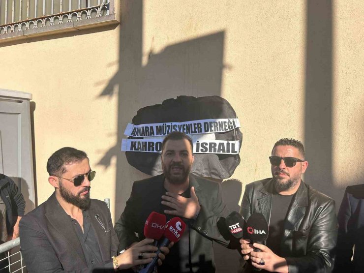 Ankaralı müzisyenler İsrail Büyükelçiliği’ne siyah çelenk bıraktı