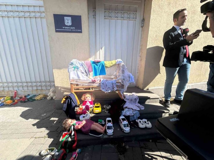 İsrail Büyükelçiliği önüne çocuk oyuncakları bırakıldı