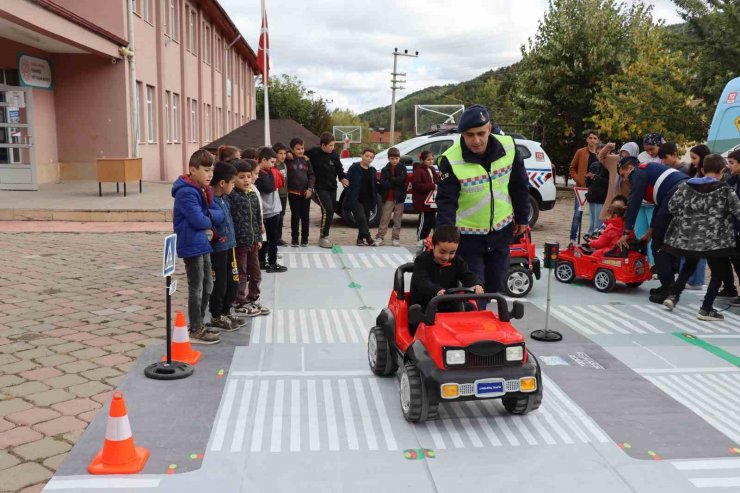 Jandarmadan öğrencilere “Trafik Güvenliği Eğitimi”
