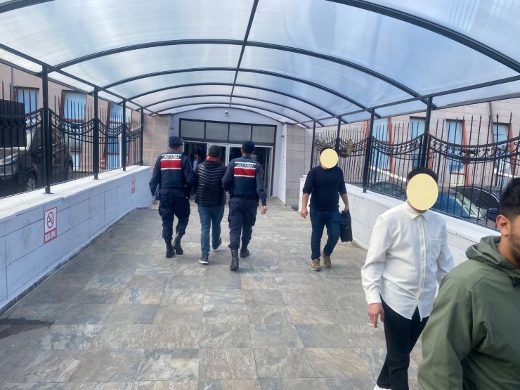 Kamyon lastiği hırsızı ile çalıntı mallarını satın alan şahıs jandarma tarafından yakalandı