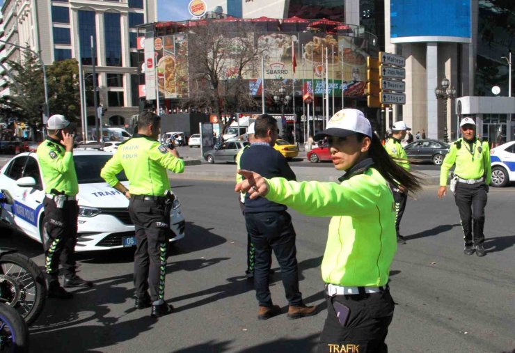 Şehit trafik polisinin kızı artık Ankara’nın trafiğinden sorumlu