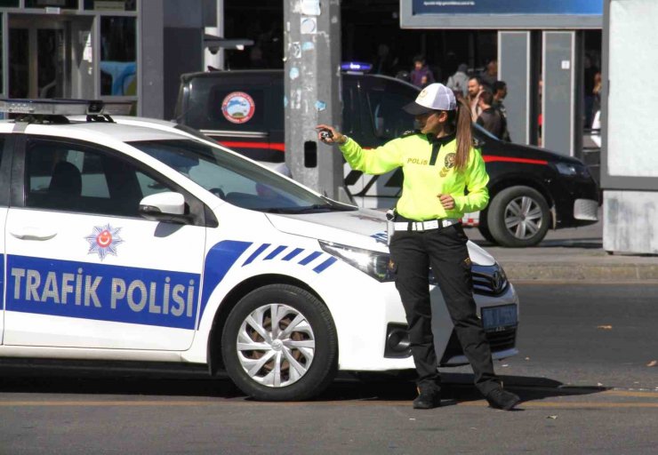 Şehit trafik polisinin kızı artık Ankara’nın trafiğinden sorumlu