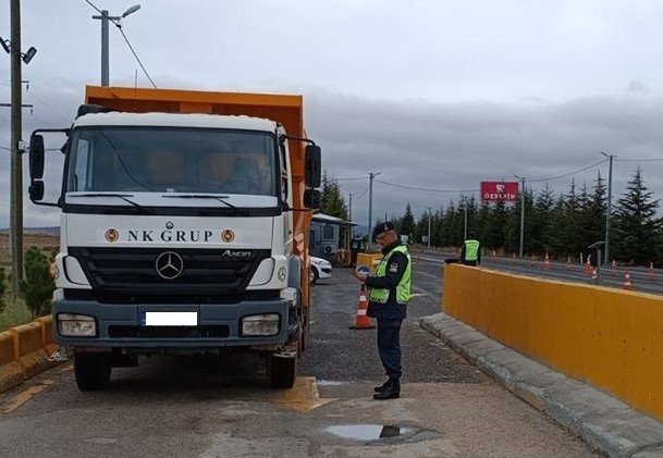 15 binin üzerinde aracı denetleyen jandarma ekipleri 985 bin TL ceza yazdı