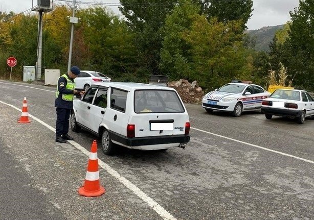 15 binin üzerinde aracı denetleyen jandarma ekipleri 985 bin TL ceza yazdı