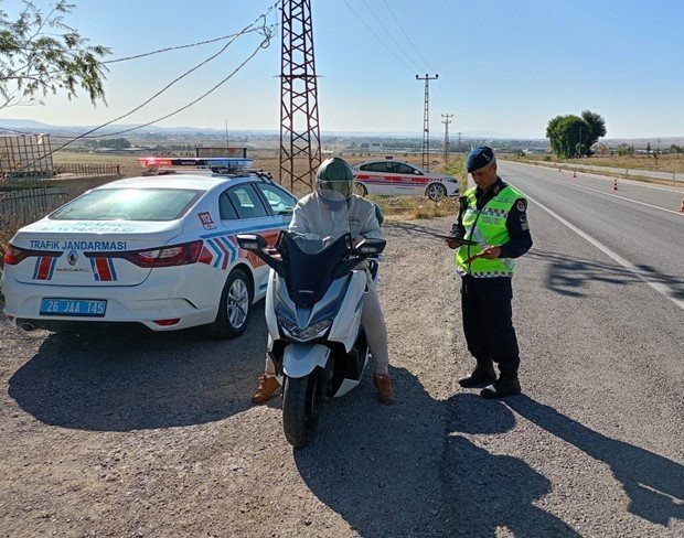 15 binin üzerinde aracı denetleyen jandarma ekipleri 985 bin TL ceza yazdı