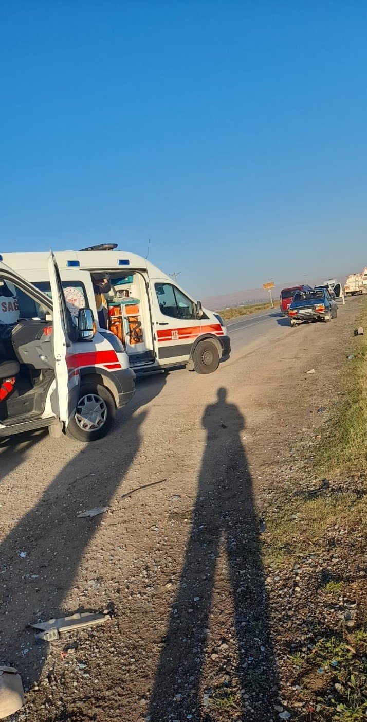 Tarım işçilerini taşıyan minibüs ile yakıt tankeri çarpıştı: 15 yaralı