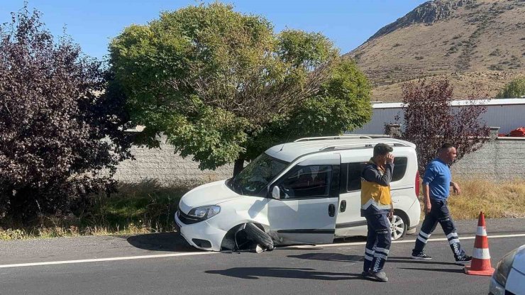 Hafif ticari refüje çarptı: 4 yaralı