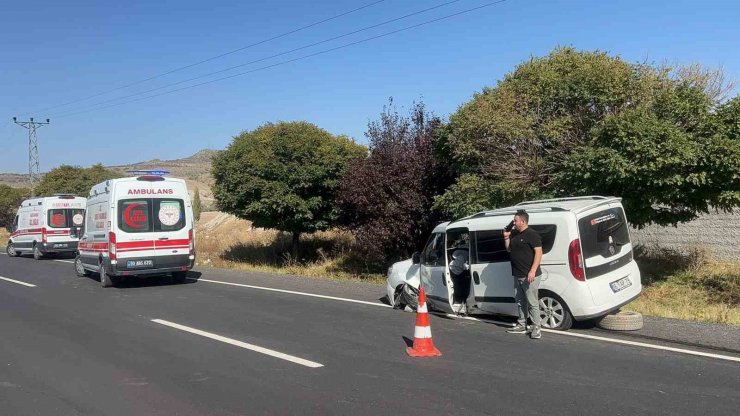 Hafif ticari refüje çarptı: 4 yaralı