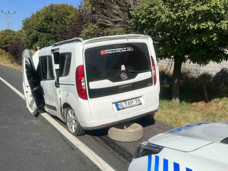 Hafif ticari refüje çarptı: 4 yaralı