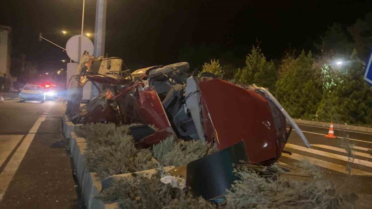 Takla atan otomobil trafik lambasına çarparak durabildi: 2 yaralı