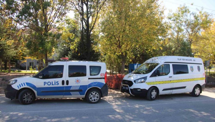 Cami bahçesinde bıçaklandı