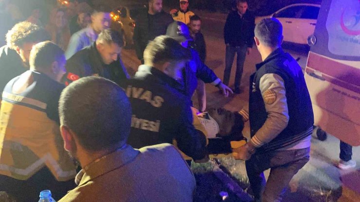 Kaza yapar sürücü sıkıştığı araçtan güçlükle çıkartıldı