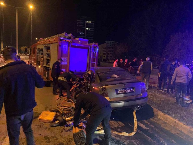 Kaza yapar sürücü sıkıştığı araçtan güçlükle çıkartıldı