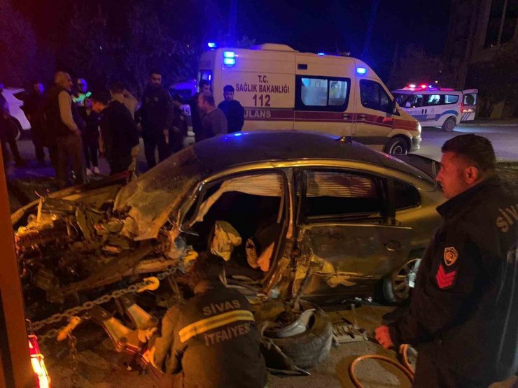 Kaza yapar sürücü sıkıştığı araçtan güçlükle çıkartıldı