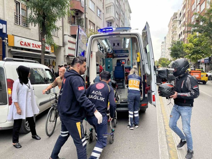 Cadde üzerinde U dönüşü yapan otomobile çarpan motosikletin sürücüsü yaralandı