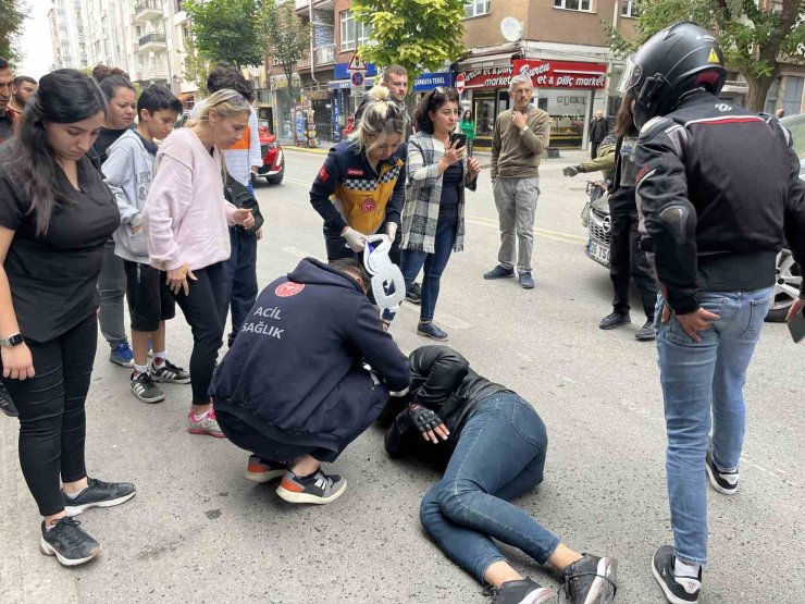 Cadde üzerinde U dönüşü yapan otomobile çarpan motosikletin sürücüsü yaralandı