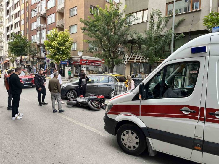 Cadde üzerinde U dönüşü yapan otomobile çarpan motosikletin sürücüsü yaralandı