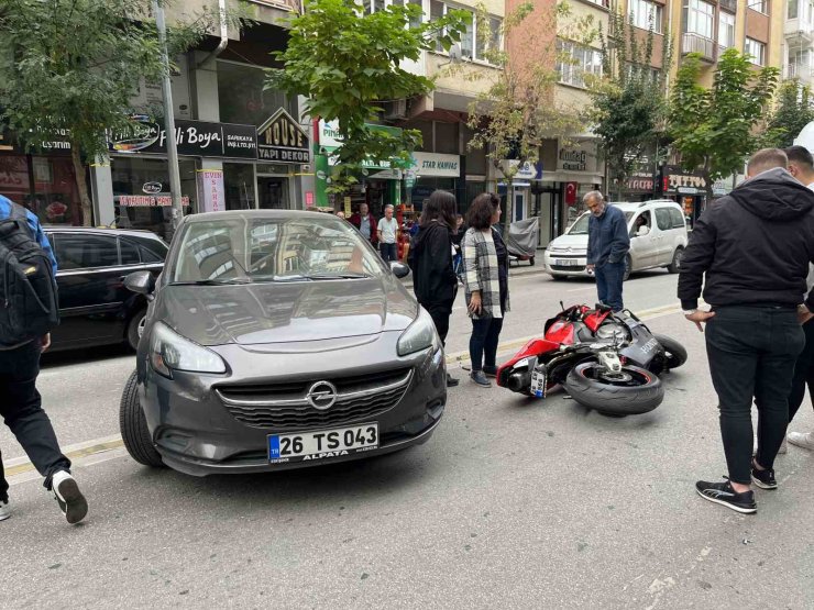 Cadde üzerinde U dönüşü yapan otomobile çarpan motosikletin sürücüsü yaralandı