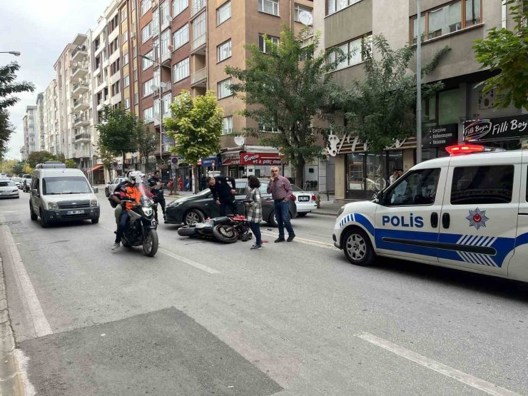 Cadde üzerinde U dönüşü yapan otomobile çarpan motosikletin sürücüsü yaralandı