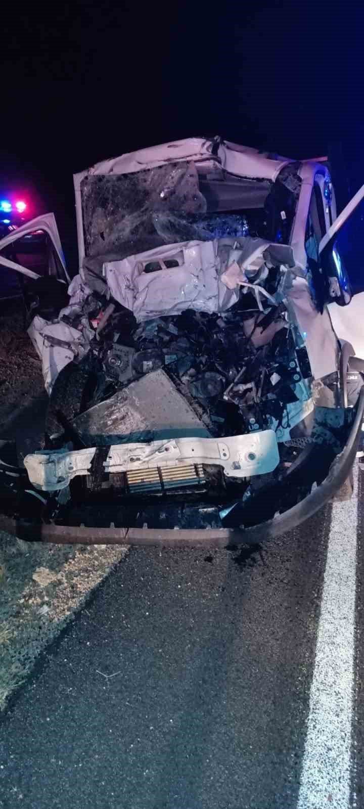 Kamyonet kamyona arkadan çarptı: 2 ölü, 3 yaralı