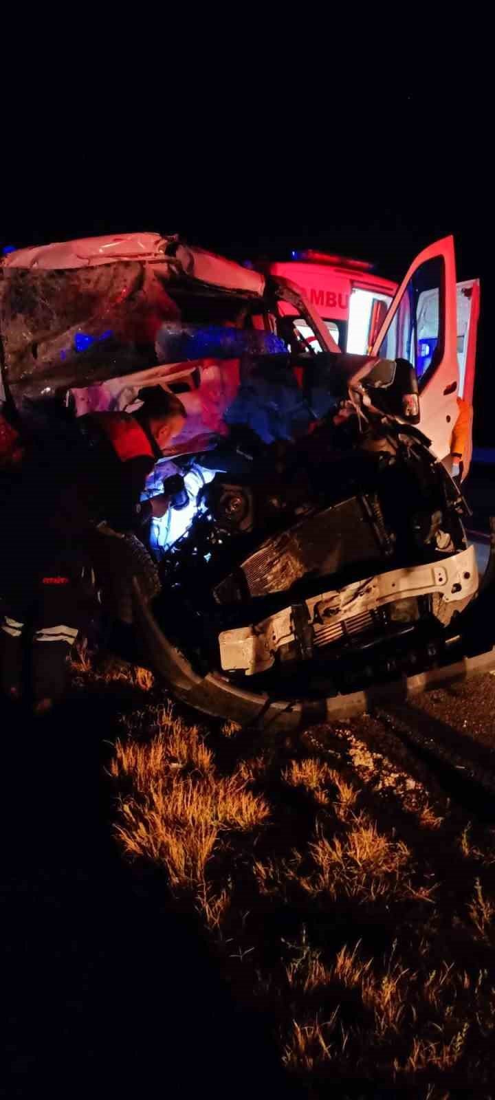 Kamyonet kamyona arkadan çarptı: 2 ölü, 3 yaralı