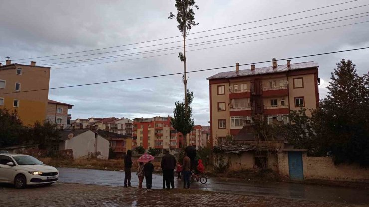 Şehir merkezine yıldırım düştü, fenalaşan bir kişi hastaneye kaldırıldı