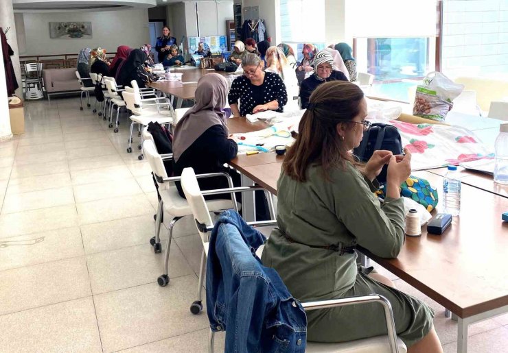 Polis ekiplerinden kadınlara bilgilendirme