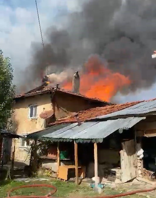 Çankırı’da 1 ev, 1 ahır ve binlerce saman balyası yangında küle döndü