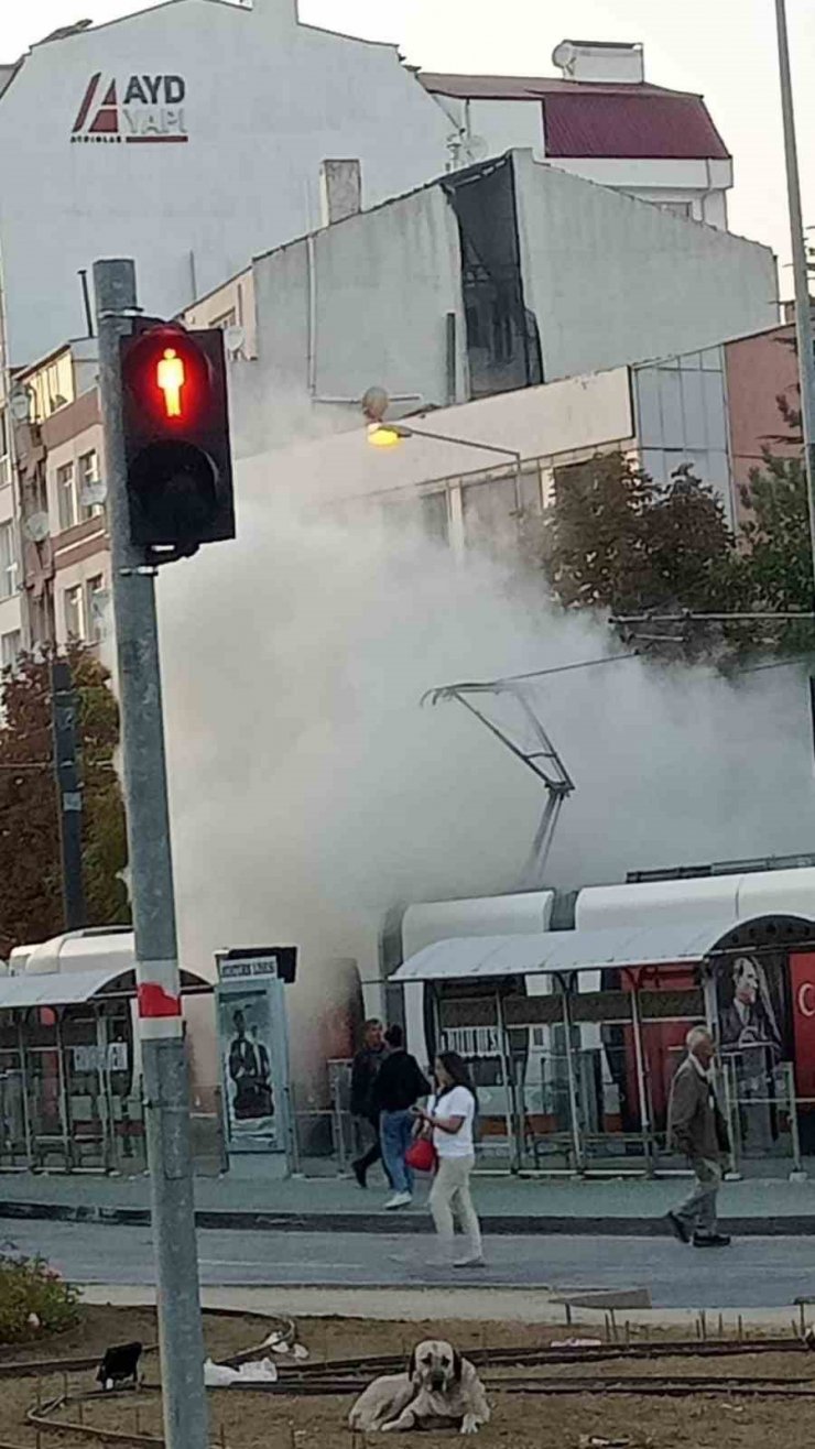 Tramvayda çıkan yangın paniğe neden oldu