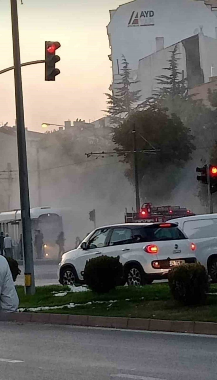 Tramvayda çıkan yangın paniğe neden oldu