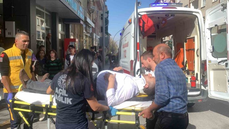 Motosikletin yayaya çarpma anı kameraya yansıdı