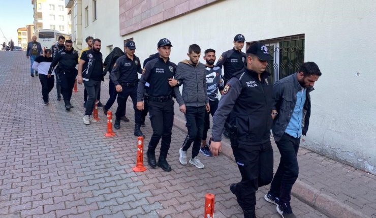 Uyuşturucu operasyonunda yakalanan 9 şahıs adliyede
