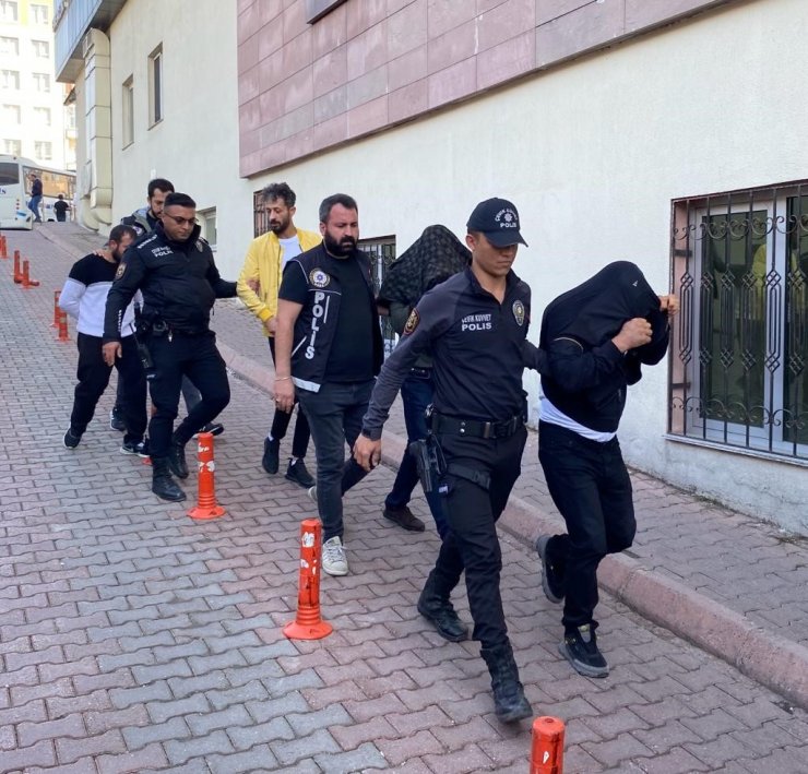 Uyuşturucu operasyonunda yakalanan 9 şahıs adliyede