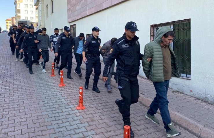 Uyuşturucu operasyonunda yakalanan 9 şahıs adliyede
