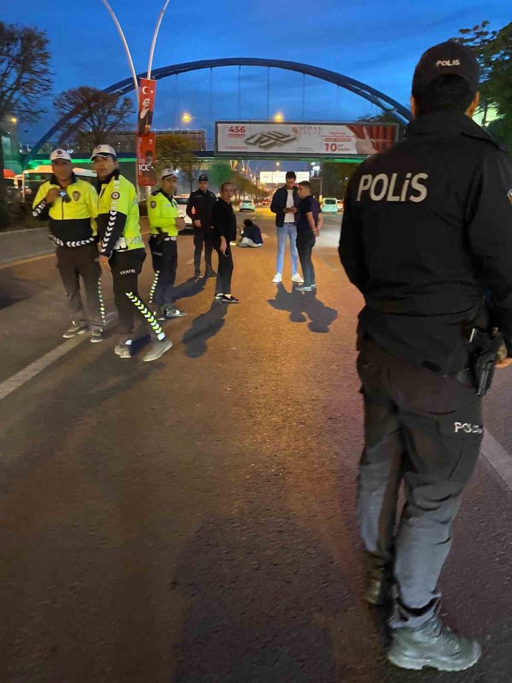 Yol ortasında oturan otizimli gence polis ekiplerinden yardım