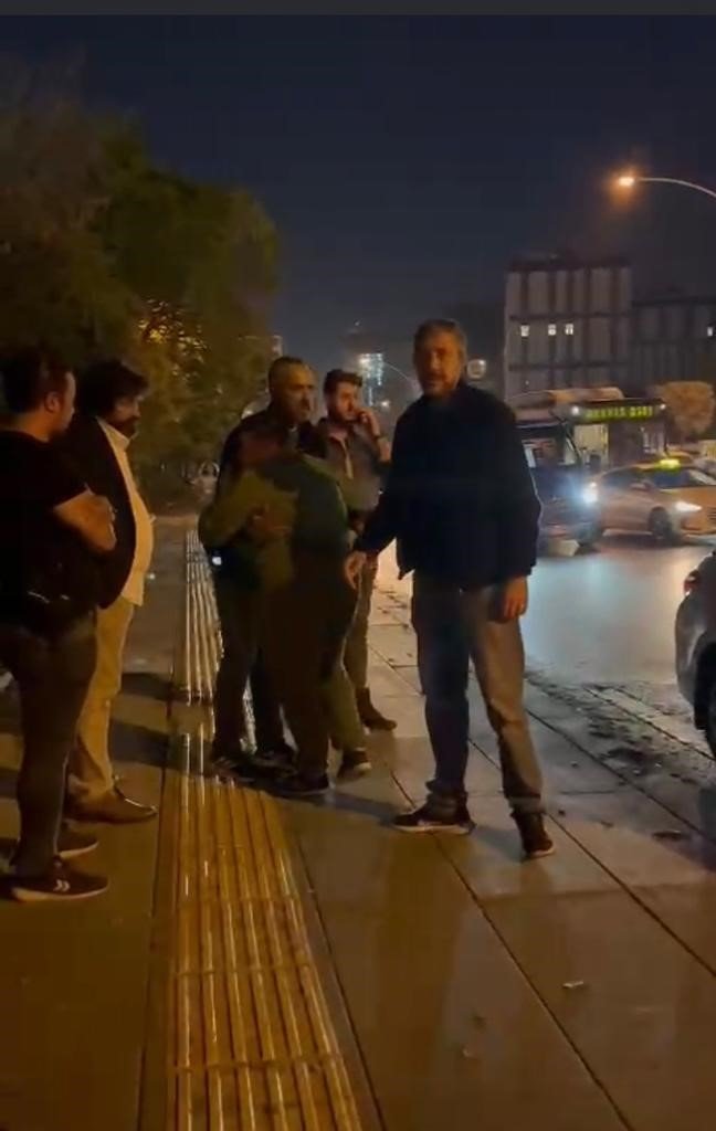 Yol ortasında oturan otizimli gence polis ekiplerinden yardım