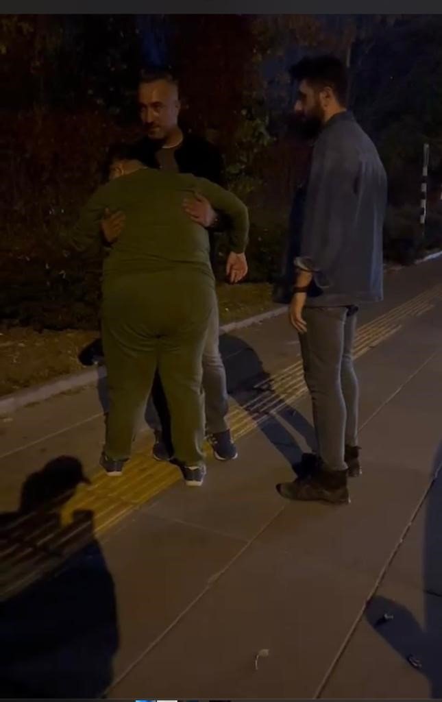 Yol ortasında oturan otizimli gence polis ekiplerinden yardım