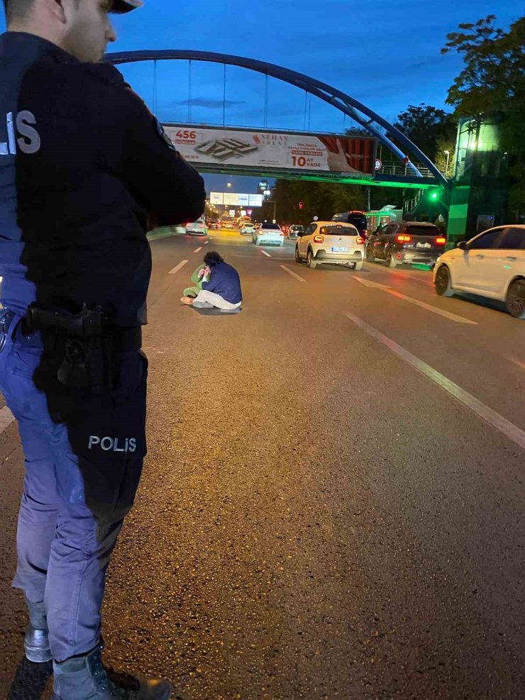 Yol ortasında oturan otizimli gence polis ekiplerinden yardım
