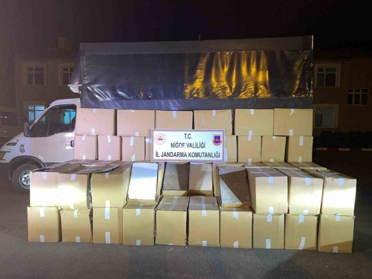 Şüphe üzerine durdurulan kamyonette 2 Milyon TL değerinde kaçak makaron ele geçirildi