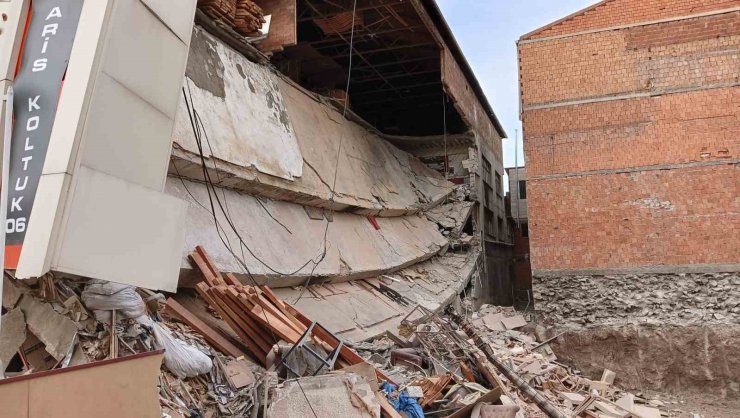 İnşaattaki hafriyat çalışması apartmanda göçüğe sebep oldu