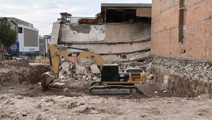 İnşaattaki hafriyat çalışması apartmanda göçüğe sebep oldu