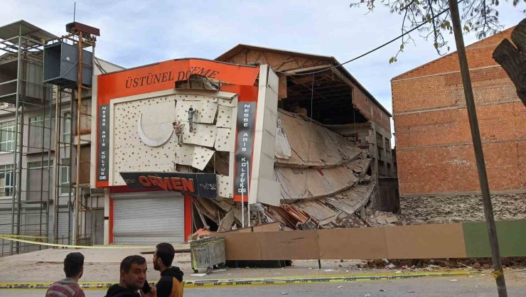 İnşaattaki hafriyat çalışması apartmanda göçüğe sebep oldu