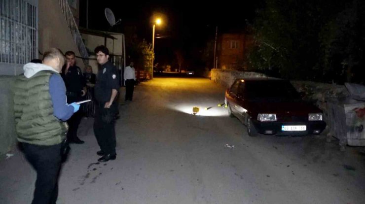 Polisin gazetecileri uzaklaştırdığı olay yerinde vatandaş elini kolunu salla sallaya gezdi