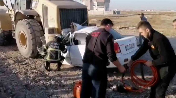 Aksaray’da otomobil park halindeki iş makinesine çarptı: 1 ölü