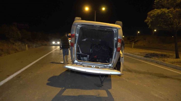 Takla atan hafif ticari araç karşı şeride geçti: 1 yaralı