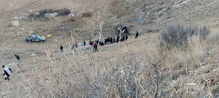 Sivas’ta traktör 400 metrelik uçurumdan uçtu: 1 ölü
