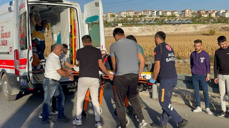 Karaman’da inşaat kalıbı yüklü kamyonet devrildi: 2 yaralı