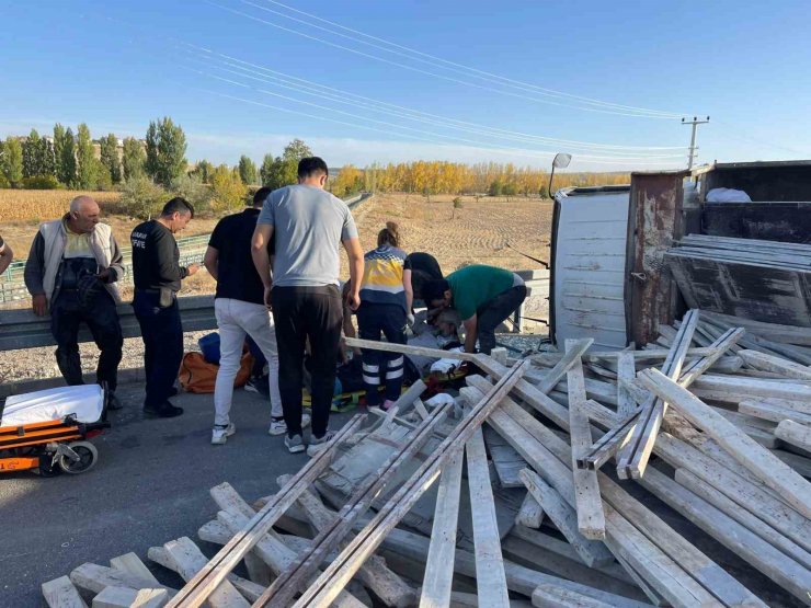 Karaman’da inşaat kalıbı yüklü kamyonet devrildi: 2 yaralı